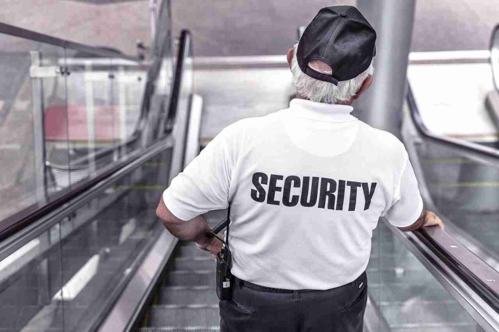 Un vigilante de seguridad bajando una escaleras automaticas en un centro comercial